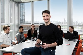 Eine Gruppe Kolleg:innen der Softwareentwicklung, eine so diverse Mischung, wie die Softwareentwicklung Jobs anbietet. 