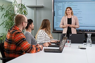Mehrere IT-Produktmanager:innen sprechen über IT Application Management.