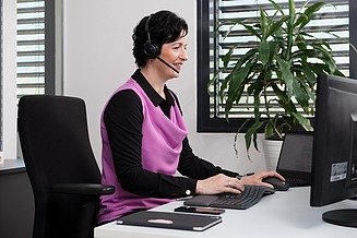 Christina, Gruppenleiterin IT Procurement, sitzt an ihrem PC und geht ihrer täglichen Arbeit im IT-Einkauf nach.